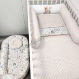 Deluxe Baby babaágynemű garnitúra babafészekkel, hengerpárnás rácsvédővel - mogyoró nyuszi és bagoly