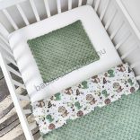 Deluxe Baby 2 részes babaágynemű garnitúra - takaró + párna - sötét zsályazöld - bébi dínók