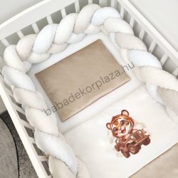   Deluxe Baby 3 részes babaágynemű garnitúra - takaró + párna + fonott rácsvédő - aranyhomok - vidám tigriskölyök