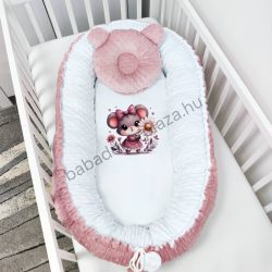   Deluxe Baby többfunkciós babafészek macipárnával, fekvőbetéttel - Minky mályvarózsa-fehér - egérke virággal