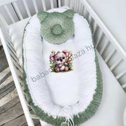   Deluxe Baby többfunkciós babafészek macipárnával, fekvőbetéttel - Minky sötét zsályazöld - fehér - koala