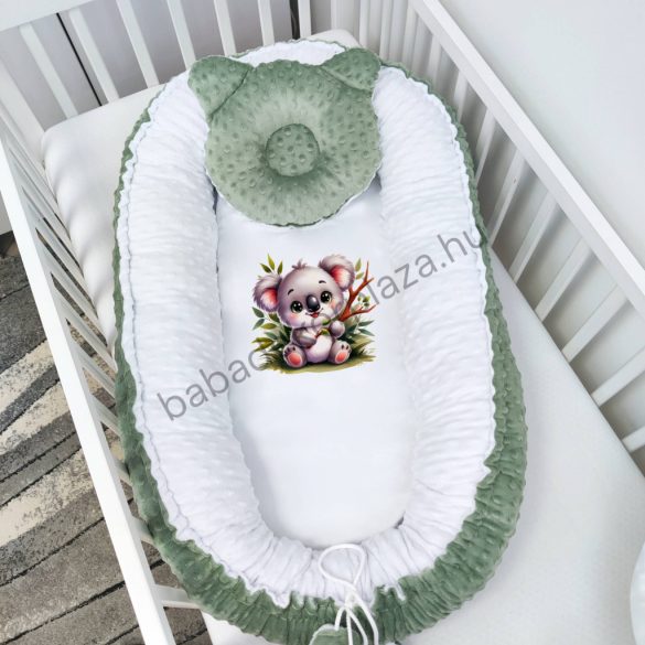 Deluxe Baby többfunkciós babafészek macipárnával, fekvőbetéttel - Minky sötét zsályazöld - fehér - koala