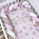 Deluxe Baby 3 részes babaágynemű garnitúra - takaró + párna + fonott rácsvédő - Felhőn alvó macikák - rózsaszín