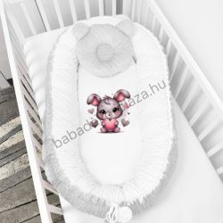   Deluxe Baby többfunkciós babafészek macipárnával, fekvőbetéttel - Minky szürke-fehér - szívecskés nyuszi
