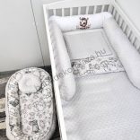 Deluxe Baby babaágynemű garnitúra babafészekkel, hengerpárnás rácsvédővel - szürke - bébi szafari zebra