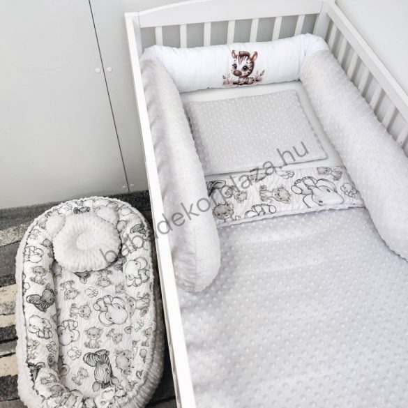 Deluxe Baby babaágynemű garnitúra babafészekkel, hengerpárnás rácsvédővel - szürke - bébi szafari zebra