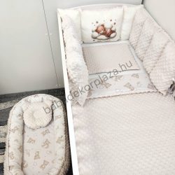   Deluxe Baby babaágynemű garnitúra babafészekkel, Extra párnás rácsvédővel - Dreamland Collection - mogyoró alvó maci