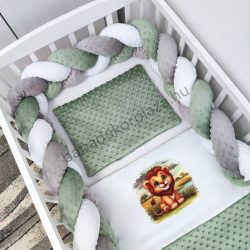   Deluxe Baby 3 részes babaágynemű garnitúra - takaró + párna + fonott rácsvédő - sötét zsályazöld - oroszlán a szavannán